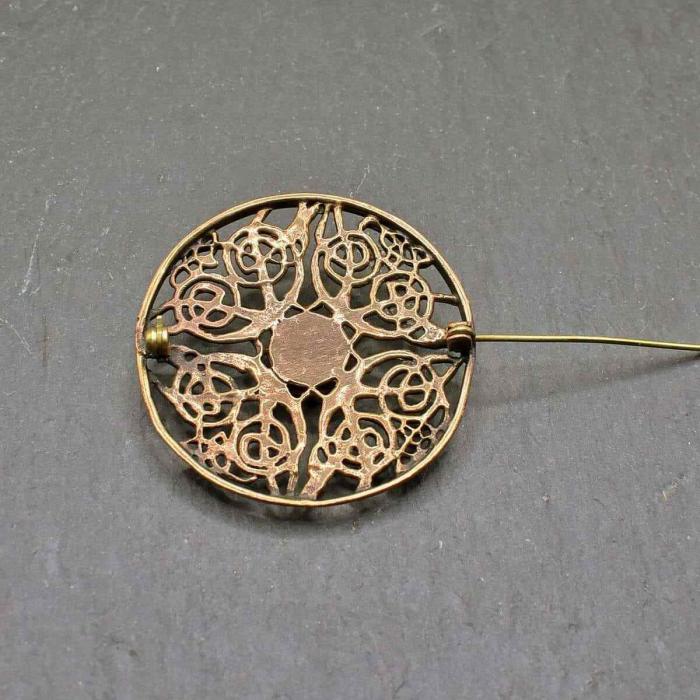 Rückseite mit geöffneter Nadel von Keltische Brosche mit Onyx aus Bronze